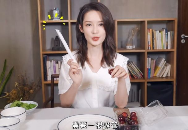 同题参见美食博主李沁用吸管去樱桃核