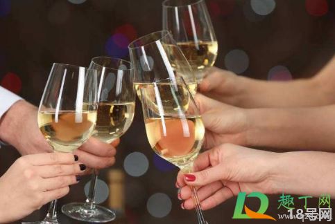 據說隻要會喝酒就可以去考國家陪酒師