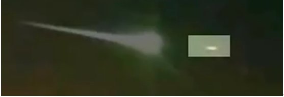 俄罗斯陨石坠落的黑幕 外星人又一次拯救了地球? 陨石带着长长的尾巴划过天际降落到广袤