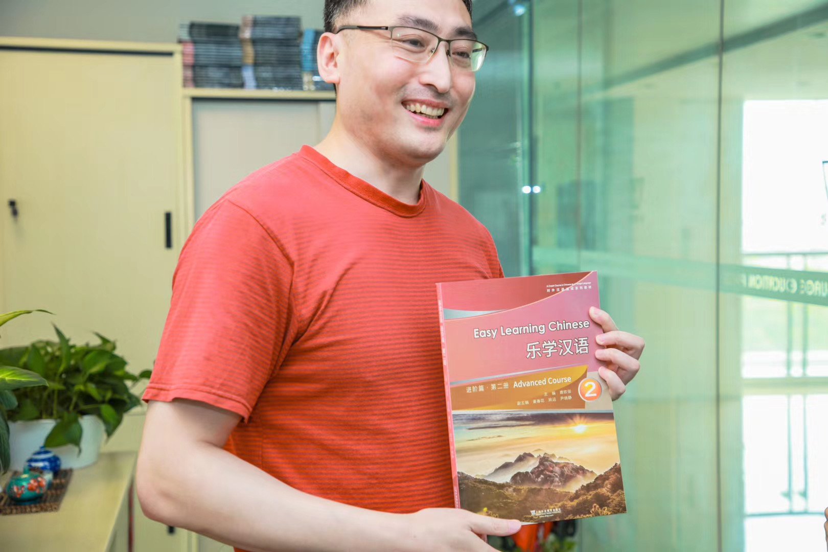外语开云手机站登录入口手机版登录者几乎“人手一册”,这家沪上出版社是怎么做到的 吸引了一批外语爱好者书店英语怎么读