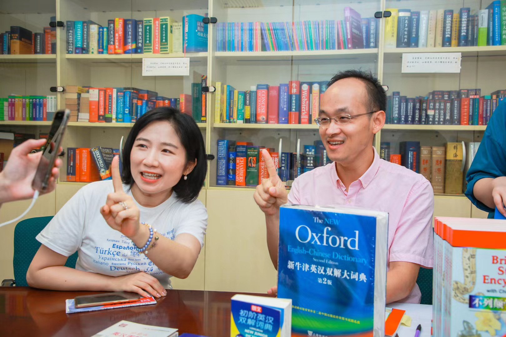 外语开云手机站登录入口手机版登录者几乎“人手一册”,这家沪上出版社是怎么做到的 上海外教社已累计出版40多个语种的图