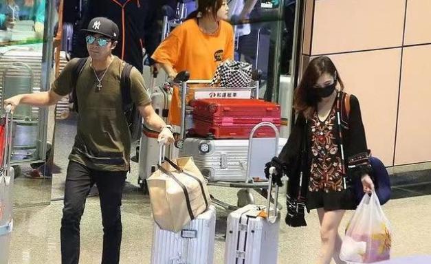 已婚演员与美女街头热吻?2年前才与高中初恋结婚,女儿今年已2岁 搭配白色超短裤