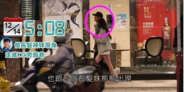 已婚演员与美女街头热吻?2年前才与高中初恋结婚,女儿今年已2岁 视频中贺军翔身穿黑色拉链上衣