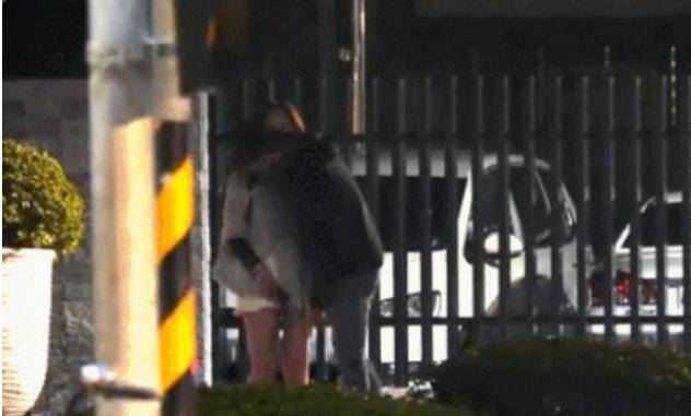 已婚演员与美女街头热吻?2年前才与高中初恋结婚,女儿今年已2岁 头戴黑色鸭舌帽与口罩出现在松江路一家