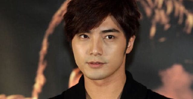 已婚演员与美女街头热吻?2年前才与高中初恋结婚,女儿今年已2岁 一名身材秒天
