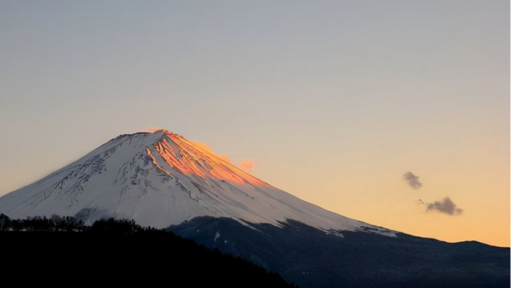 洪阿哈阿帕伊岛火山15日喷发并引发大