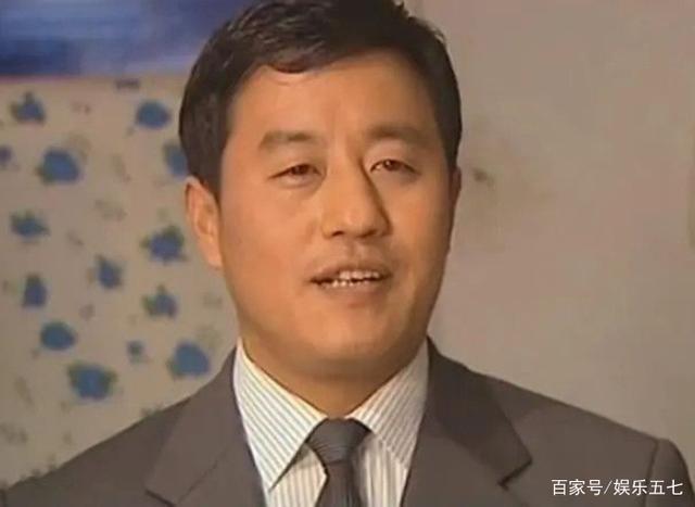 赵本山徒弟有多豪?王小宝晒书房家具:茶桌300万,书桌200万 在直播间炫耀自己的“财富”