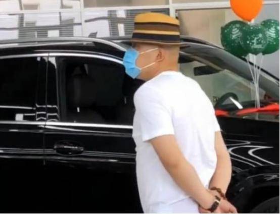赵本山徒弟有多豪?王小宝晒书房家具:茶桌300万,书桌200万 看到眼前的一切