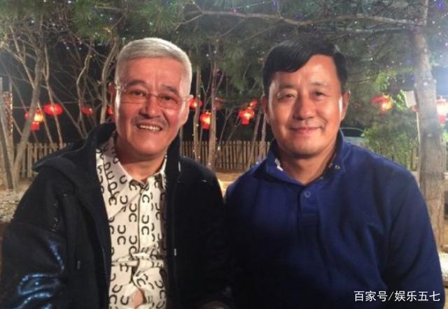 赵本山徒弟有多豪?王小宝晒书房家具:茶桌300万,书桌200万 显然不是