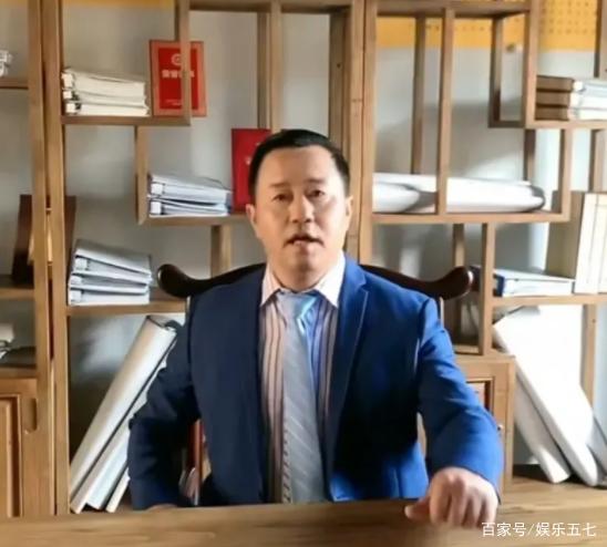 赵本山徒弟有多豪?王小宝晒书房家具:茶桌300万,书桌200万 因为人在屋檐下