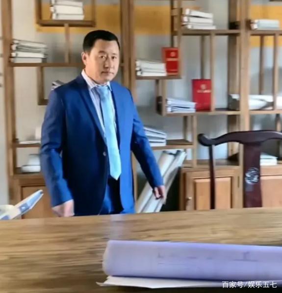 赵本山徒弟有多豪?王小宝晒书房家具:茶桌300万,书桌200万 不得不低头