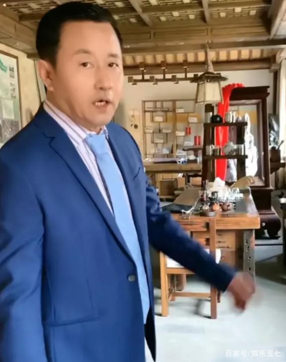 赵本山徒弟有多豪?王小宝晒书房家具:茶桌300万,书桌200万 已经和娇娇离婚了