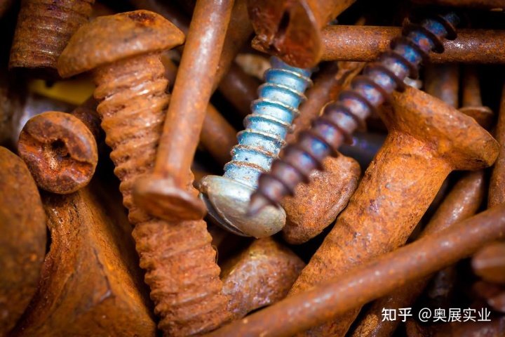 螺丝生锈了拧不开?就你笨!别人家用可乐一抹,轻轻松松拧下来! 方法一:除锈剂
