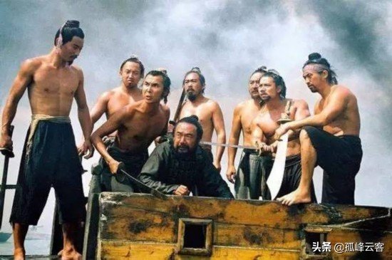 腮边长短淡黄须