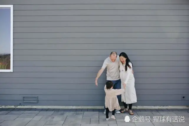 父爱如山、母爱如水。山水有相依。亲子开云手机版登录中,父爱有多么重要。 父亲在亲子开云手机版登录中