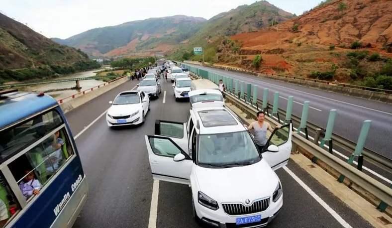 国庆最堵的5条高速,每条都是人山人海,2小时的车程变10小时 所以各大景区肯定是一个爆满的状态