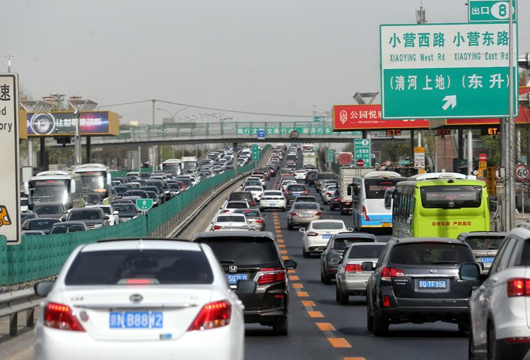 国庆长假首日多地交通进入拥堵模式 这些路段要注意避开 最拥堵时1小时才挪动100米