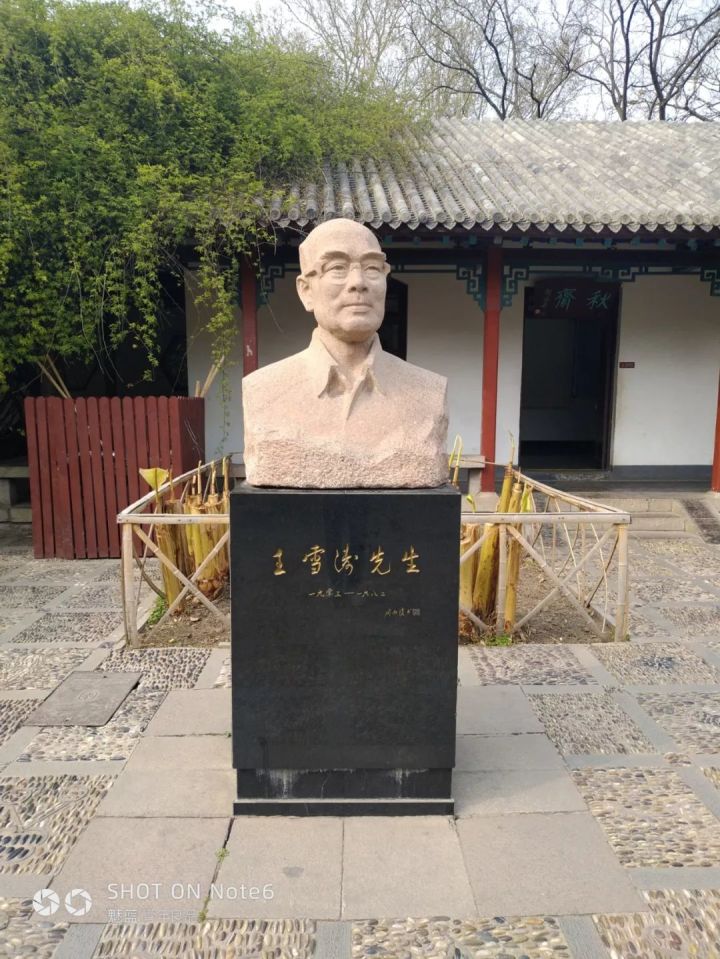 济南二日游之趵突泉 顺着石桥