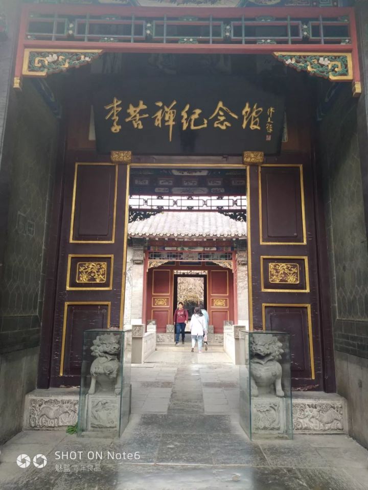 济南二日游之趵突泉 跨过护城河