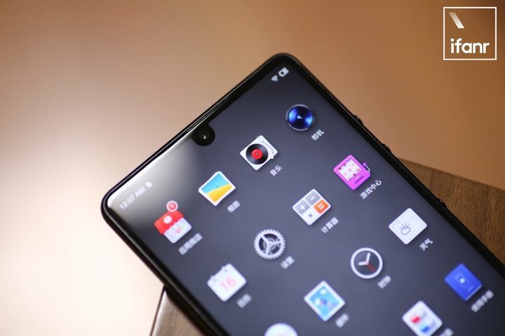 androids 之父正在做的新手机,是全面屏时代的「怪咖」 看起来有点像一个遥控器