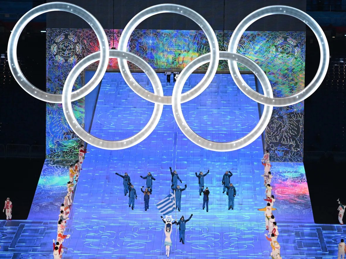 “奥运五环坏掉了” 同题参见事实上花滑名将佟健高擎五星红