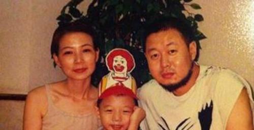 歌手火风3孩子太优秀,从小背四书五经,小儿子文采超群拿国奖 歌手火风在社交平台罕见公开秀孩子