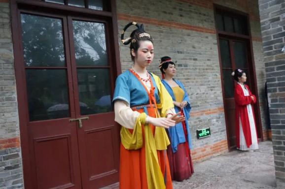 着我汉家衣裳,兴我礼仪之邦!锦堂汉服社成立 慈溪市锦堂职高内细雨绵绵