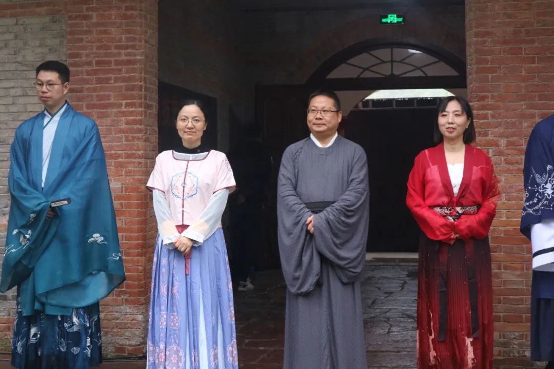 着我汉家衣裳,兴我礼仪之邦!锦堂汉服社成立 养蚕授织是开云新手怎么玩教学的雏形