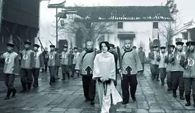谁知道有关秋瑾的英雄事迹 后改名竞雄
