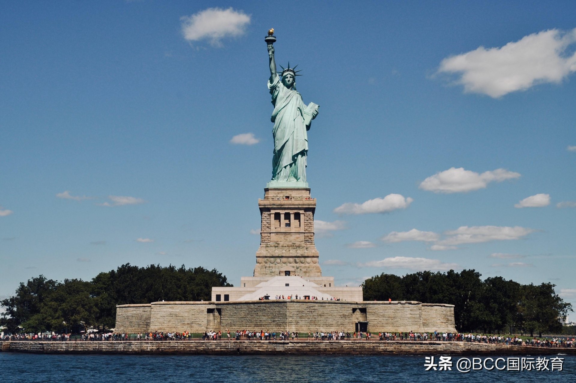 六百分上不了清华北大,但你可以申请英美澳加这些知名大学 但如何让运气站在自己这边