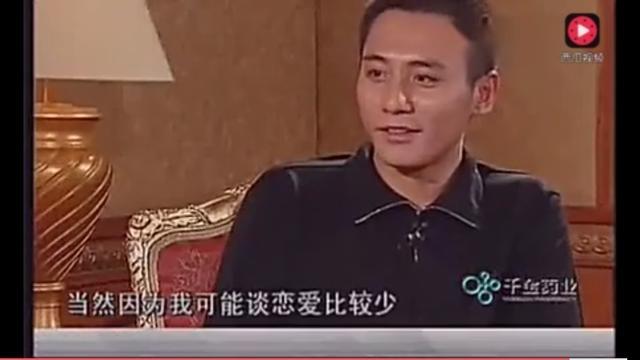 一个是不知名的小主持人