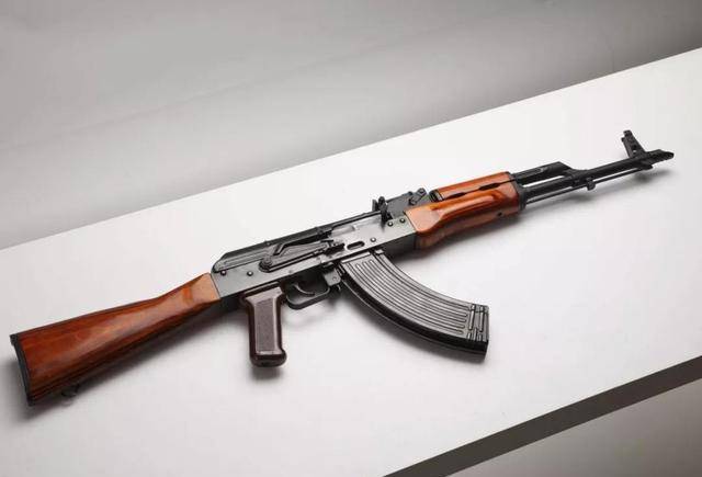 为啥非洲人拿AK47射击时,都是举过头顶? 武器的研发