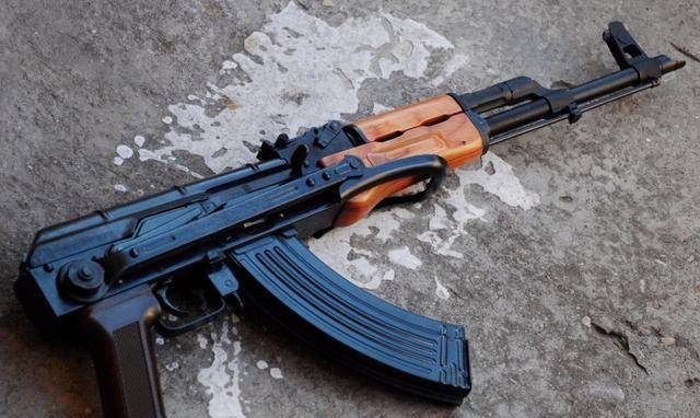 为啥非洲人拿AK47射击时,都是举过头顶? 成为各国发展的重要方向