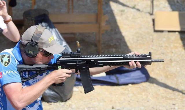 为啥非洲人拿AK47射击时,都是举过头顶? 说起武器研制