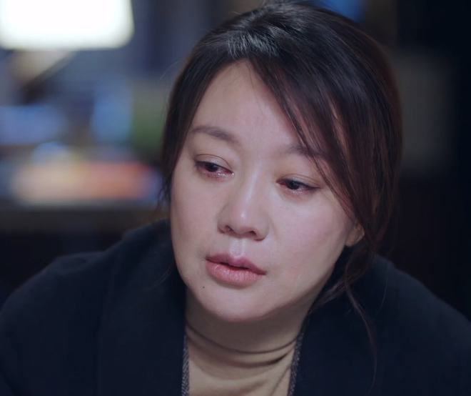 钞票洒得满地都是……