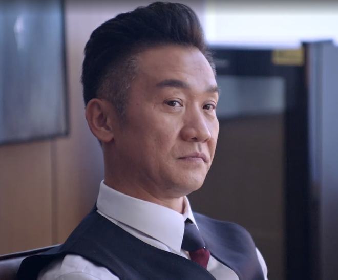 结果不料手一抖，钞票洒得满地都是……