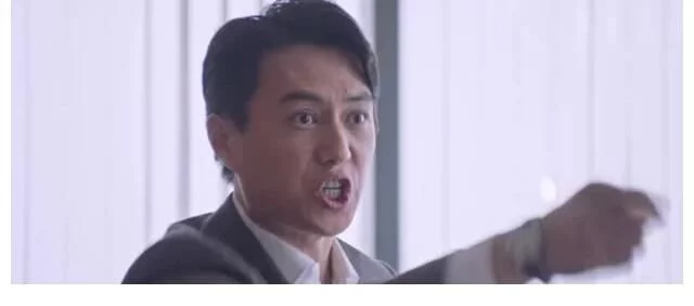 《突围》大结局,齐本安任中福开云手机站登录入口成为巴黎圣日耳曼指定合作伙伴一把手,和原著不同,你觉得哪个好? 靳东饰演的男一号齐本安的结局虽然没有