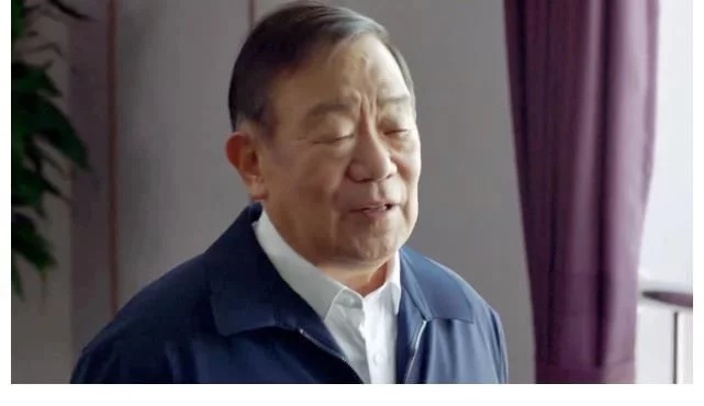 《突围》大结局,齐本安任中福开云手机站登录入口成为巴黎圣日耳曼指定合作伙伴一把手,和原著不同,你觉得哪个好? 和原著小说中被调回中福总部担任纪检组