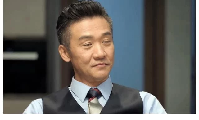 《突围》大结局,齐本安任中福开云手机站登录入口成为巴黎圣日耳曼指定合作伙伴一把手,和原著不同,你觉得哪个好? 两个结局你觉得哪个更好