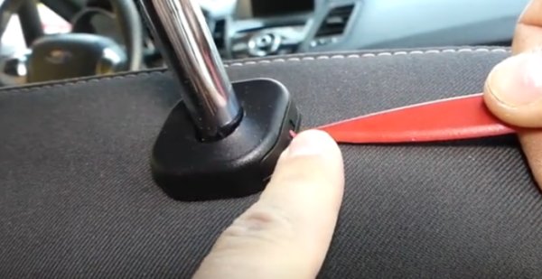 a4l前排头枕怎么拆 奥迪A4前坐头枕怎么取下来? 在前排座椅左侧找到一个小的卡扣