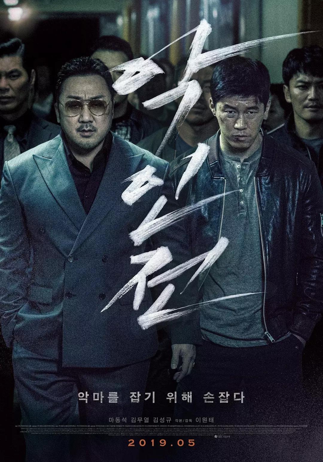 他正看着你笑