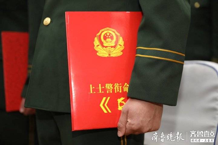 军容严整的35名中级士官在战友及军属