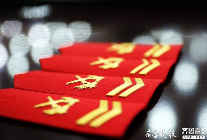 晋衔仪式在庄严的《中华人民共和国国歌