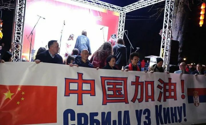 塞尔维亚总统,快哭了。 那就是中国