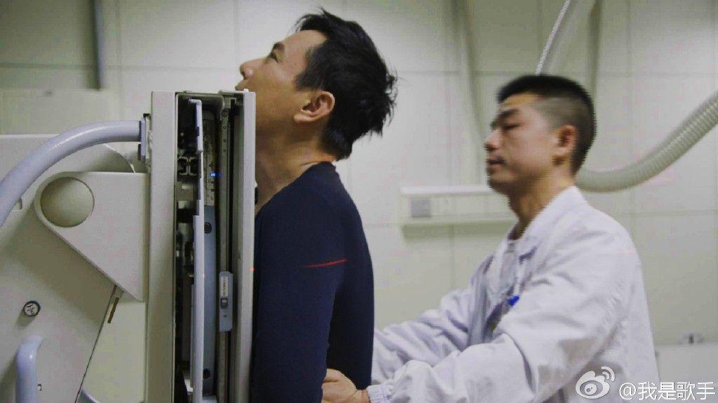 《我是歌手》当头一棒!救命稻草张信哲失声住院了 由于挑选歌手愈发困难以及观众的高要求