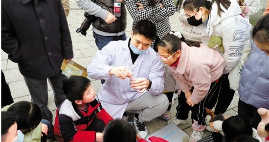 一滴水至少由多少个水分子组成? 一滴水大约由几个水分子组成