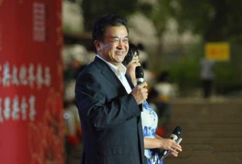 【图】黄宏卸任后首亮相 传言幽默诙谐破被抓 黄宏在2015年3月3日