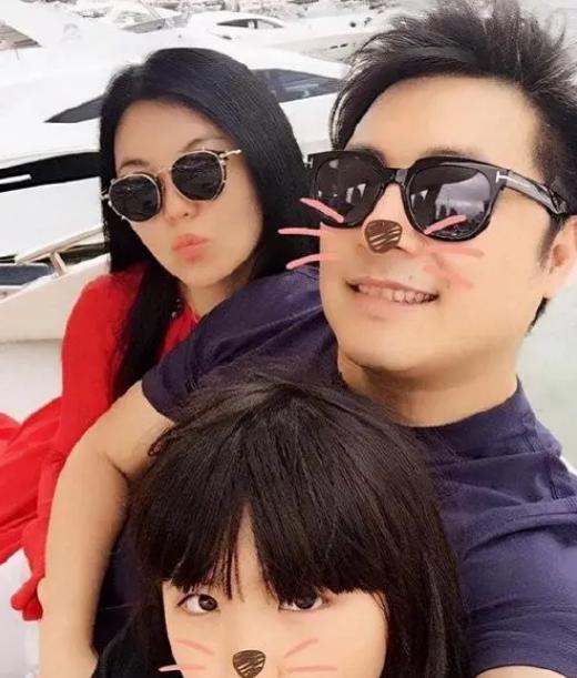 拍摄广告时，她迟到了好几个小时。也就是说