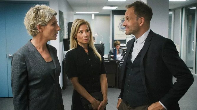bbc福尔摩斯 第一季 BBC《新福尔摩斯》第一集中,福尔摩斯选择的胶囊真的没有毒吗 福尔摩斯是典型的侦探性格