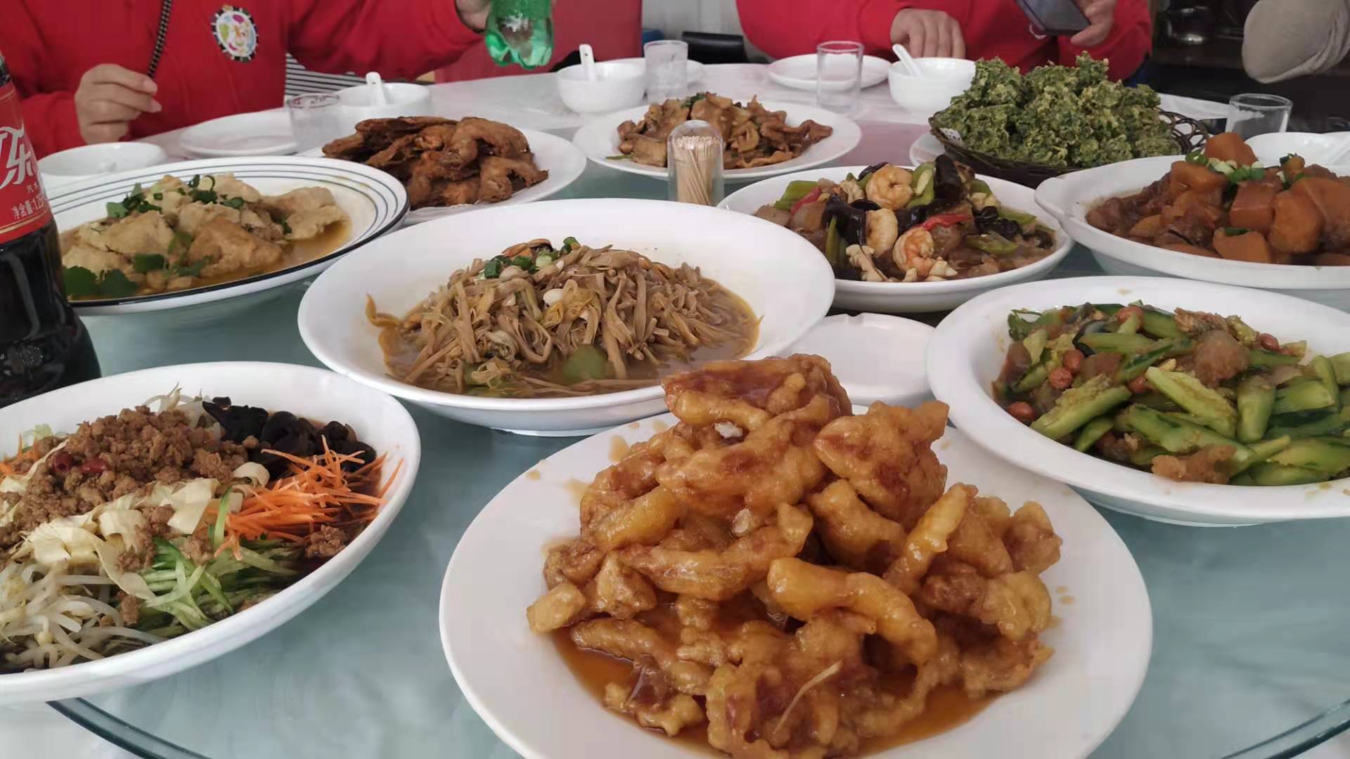 今天十多位原同事聚餐,没人买单僵持着老板报警了,你怎么看 我活了60多岁还是第一次听说这样的事
